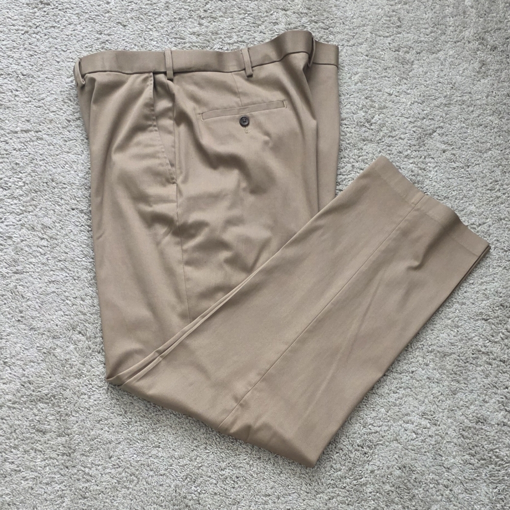 Haggar Classic Fit Premium No Iron Khaki Pants / Trousers — W38 L32